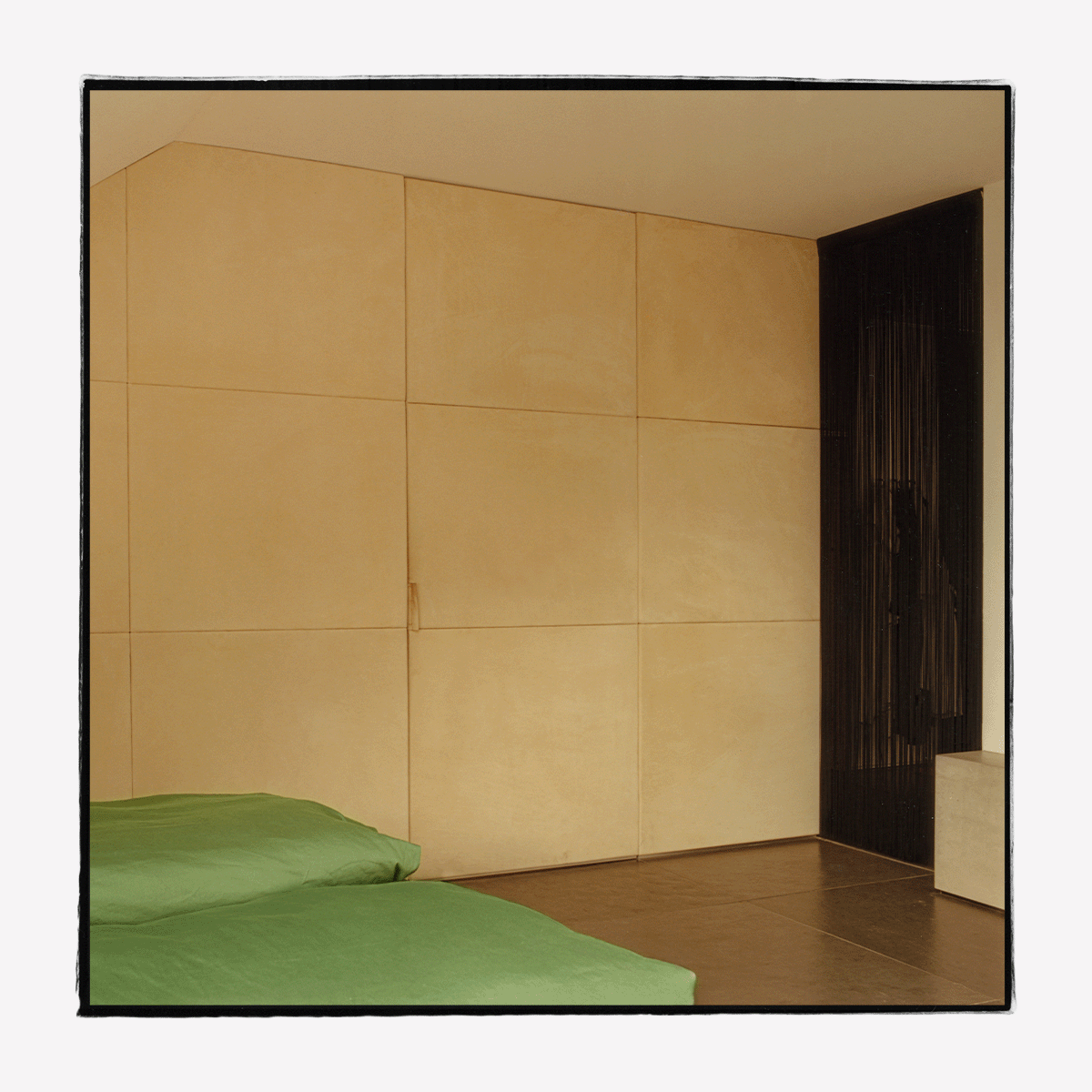 Nubuklederwand mit bündiger Tür zum Schrankraum